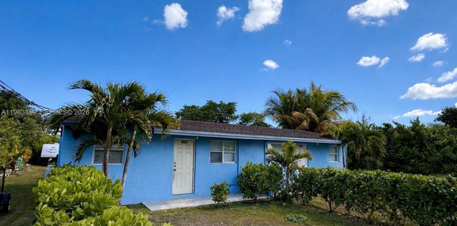 Commercial property in Homestead, Florida 102.56 sq.m. № 2026004