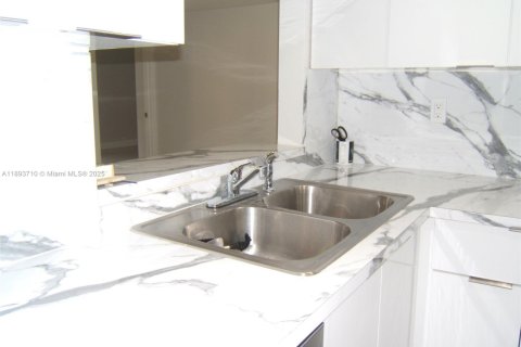 Copropriété à louer à Miami, Floride: 2 chambres, 87.33 m2 № 1945594 - photo 7