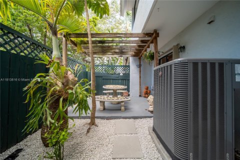 Adosado en alquiler en Miami, Florida, 3 dormitorios, 220.55 m2 № 1762599 - foto 19
