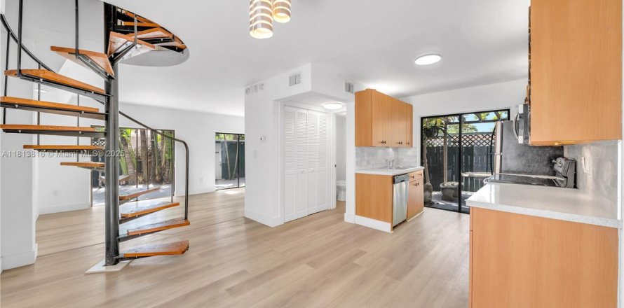 Touwnhouse à Miami, Floride 3 chambres, 220.55 m2 № 1762599