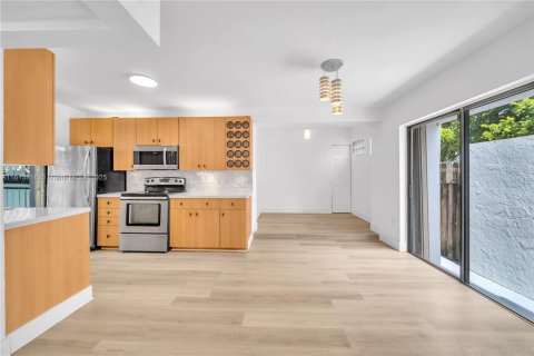 Adosado en alquiler en Miami, Florida, 3 dormitorios, 220.55 m2 № 1762599 - foto 7