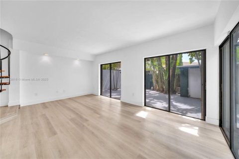 Adosado en alquiler en Miami, Florida, 3 dormitorios, 220.55 m2 № 1762599 - foto 3