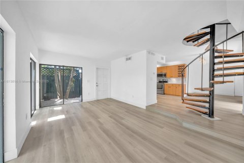 Adosado en alquiler en Miami, Florida, 3 dormitorios, 220.55 m2 № 1762599 - foto 2