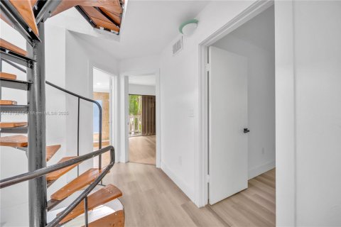 Adosado en alquiler en Miami, Florida, 3 dormitorios, 220.55 m2 № 1762599 - foto 9