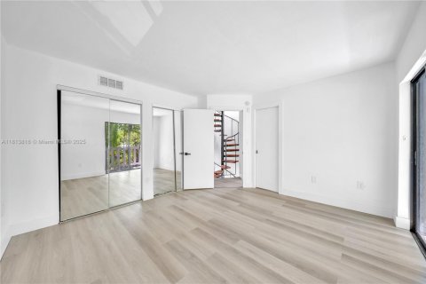Adosado en alquiler en Miami, Florida, 3 dormitorios, 220.55 m2 № 1762599 - foto 13