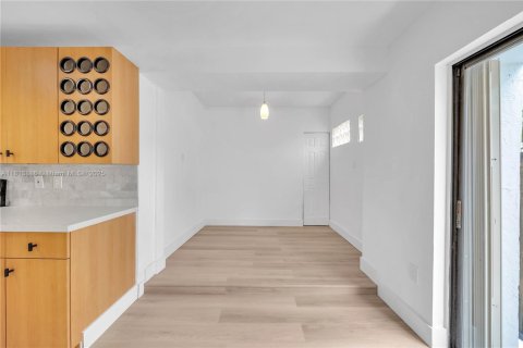 Adosado en alquiler en Miami, Florida, 3 dormitorios, 220.55 m2 № 1762599 - foto 4