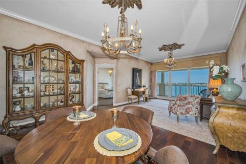 Condo in Redington Shores, Florida, 3 bedrooms № 2151921 - photo 13