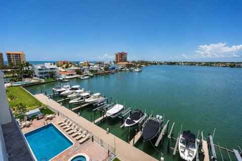 Condo in Redington Shores, Florida, 3 bedrooms № 2151921 - photo 2