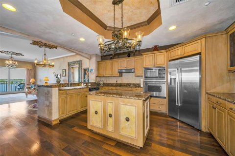 Condo in Redington Shores, Florida, 3 bedrooms № 2151921 - photo 16
