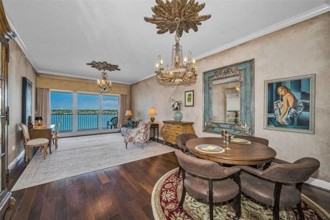 Condo in Redington Shores, Florida, 3 bedrooms № 2151921 - photo 12
