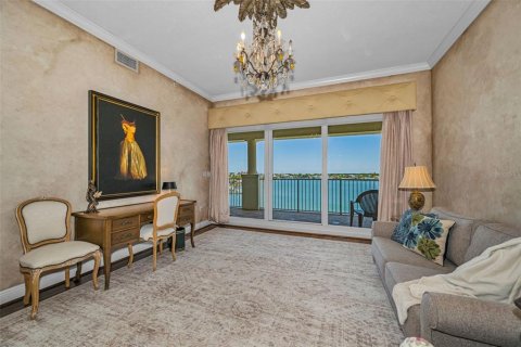 Condo in Redington Shores, Florida, 3 bedrooms № 2151921 - photo 10