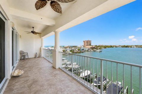 Condo in Redington Shores, Florida, 3 bedrooms № 2151921 - photo 3