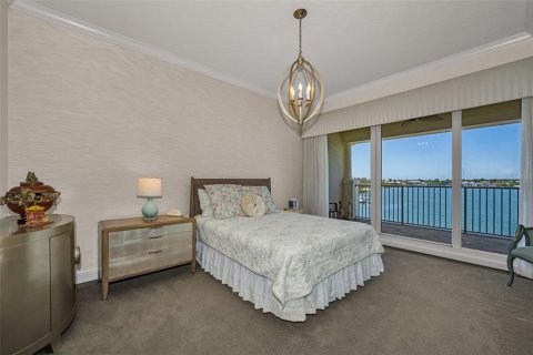 Condo in Redington Shores, Florida, 3 bedrooms № 2151921 - photo 24