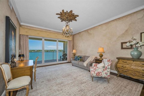 Condo in Redington Shores, Florida, 3 bedrooms № 2151921 - photo 9