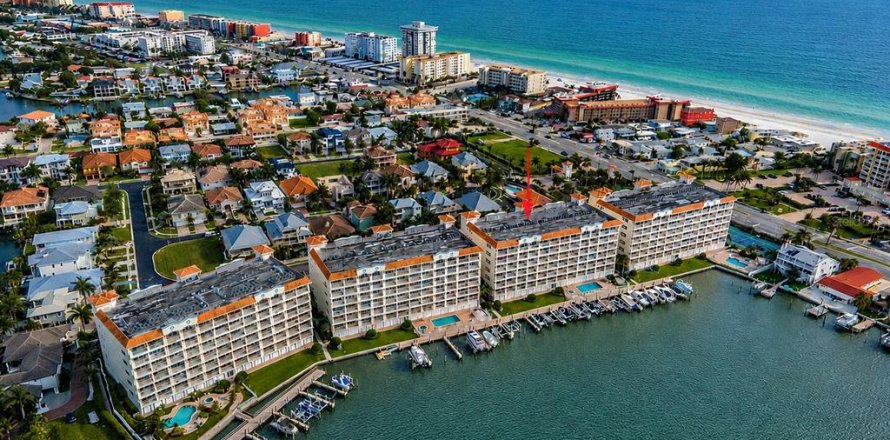 Condo in Redington Shores, Florida, 3 bedrooms № 2151921