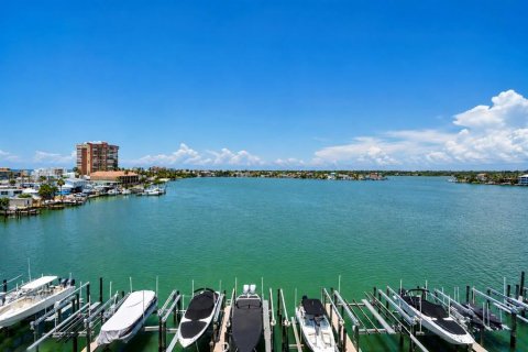 Condo in Redington Shores, Florida, 3 bedrooms № 2151921 - photo 6