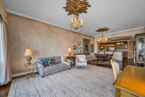 Condo in Redington Shores, Florida, 3 bedrooms № 2151921 - photo 8
