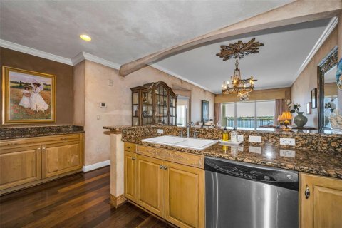 Condo in Redington Shores, Florida, 3 bedrooms № 2151921 - photo 23