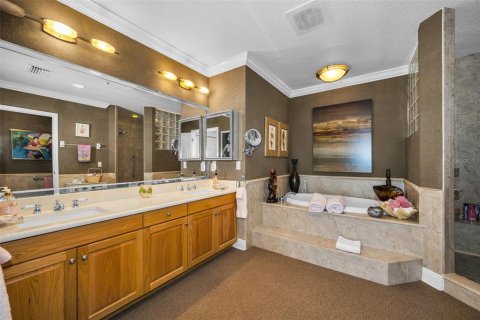Condo in Redington Shores, Florida, 3 bedrooms № 2151921 - photo 27