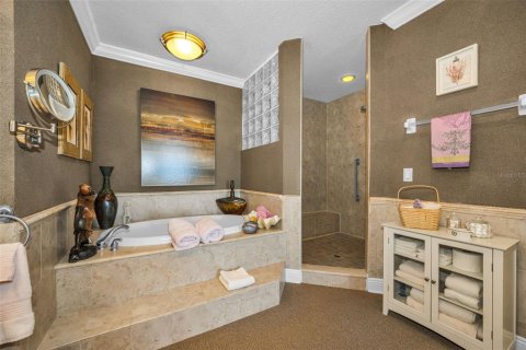 Condo in Redington Shores, Florida, 3 bedrooms № 2151921 - photo 28