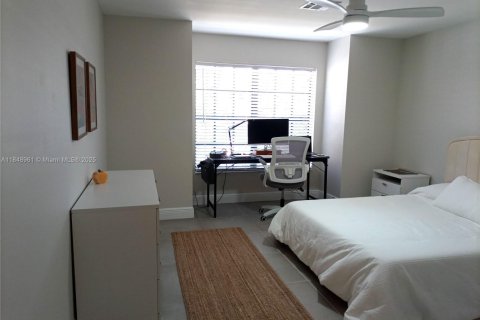 Townhouse in Wellington, Florida 4 bedrooms, 148.55 sq.m. № 2044386 - photo 15