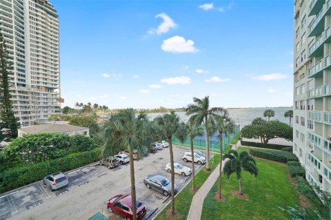 Снять в аренду кондоминиум в Майами, Флорида 1 спальня, 76.37м2, № 2005943 - фото 20