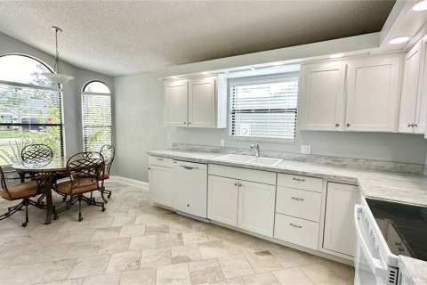 House in New Smyrna Beach, Florida 2 bedrooms, 142.33 sq.m. № 1088409 - photo 9