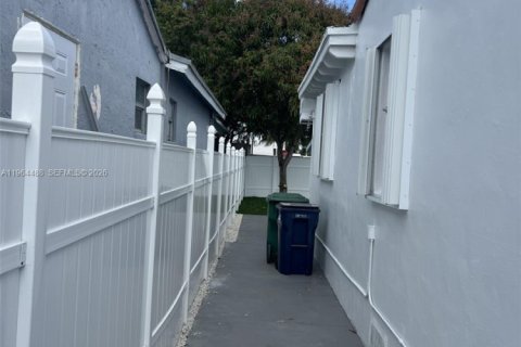 House in Miami, Florida 3 bedrooms, 102.38 sq.m. № 2042220 - photo 6