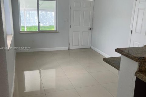 House in Miami, Florida 3 bedrooms, 102.38 sq.m. № 2042220 - photo 5