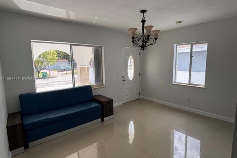 House in Miami, Florida 3 bedrooms, 102.38 sq.m. № 2042220 - photo 3