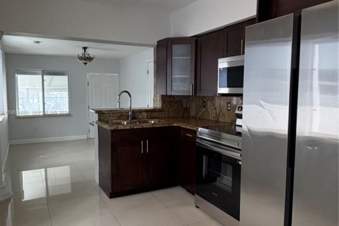 House in Miami, Florida 3 bedrooms, 102.38 sq.m. № 2042220 - photo 2