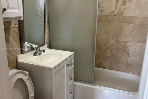 House in Miami, Florida 3 bedrooms, 102.38 sq.m. № 2042220 - photo 8