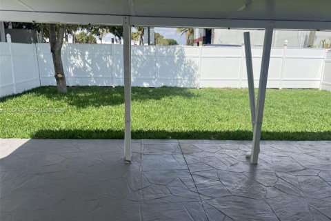 House in Miami, Florida 3 bedrooms, 102.38 sq.m. № 2042220 - photo 13