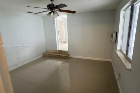 House in Miami, Florida 3 bedrooms, 102.38 sq.m. № 2042220 - photo 10