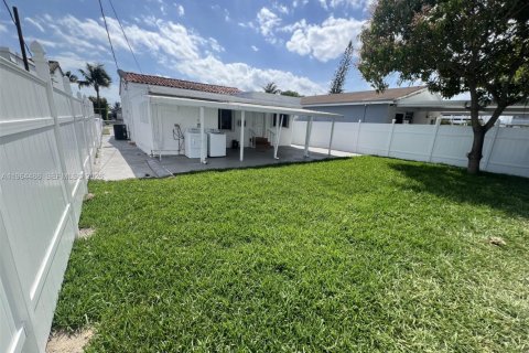 House in Miami, Florida 3 bedrooms, 102.38 sq.m. № 2042220 - photo 12