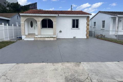 House in Miami, Florida 3 bedrooms, 102.38 sq.m. № 2042220