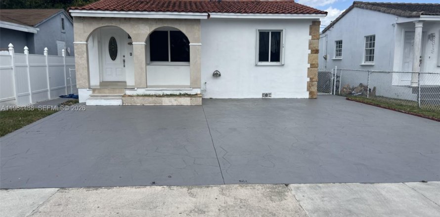 House in Miami, Florida 3 bedrooms, 102.38 sq.m. № 2042220