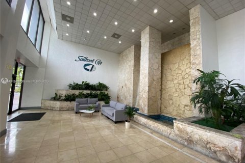 Condo in North Miami, Florida, 2 bedrooms  № 1860627 - photo 1