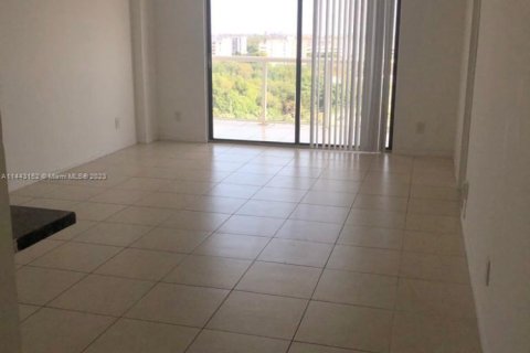 Condo in North Miami, Florida, 2 bedrooms  № 1860627 - photo 2