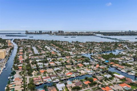 Condo in North Miami, Florida, 2 bedrooms  № 1860627 - photo 3
