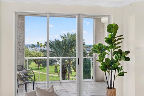 Condo in Saint Petersburg, Florida, 2 bedrooms  № 2429652 - photo 9