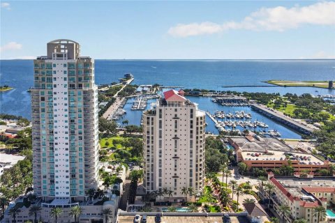 Condo in Saint Petersburg, Florida, 2 bedrooms  № 2429652 - photo 2