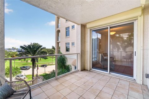 Condo in Saint Petersburg, Florida, 2 bedrooms  № 2429652 - photo 12