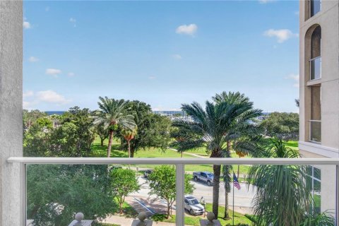 Condo in Saint Petersburg, Florida, 2 bedrooms  № 2429652 - photo 10