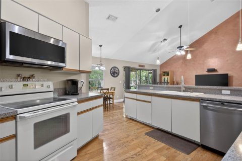 Villa ou maison à vendre à Coconut Creek, Floride: 4 chambres, 227.15 m2 № 2186099 - photo 11