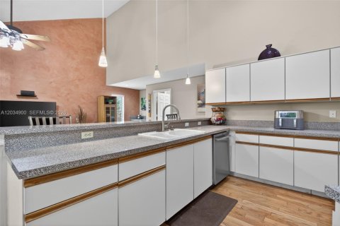 Villa ou maison à vendre à Coconut Creek, Floride: 4 chambres, 227.15 m2 № 2186099 - photo 10