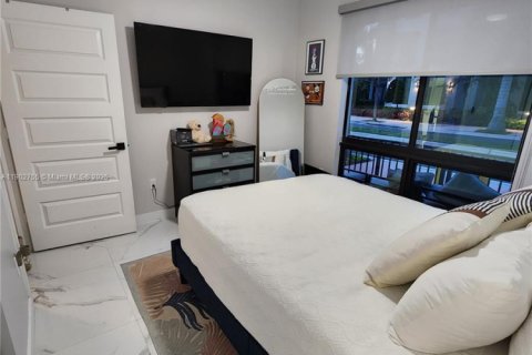 Condo in Doral, Florida, 3 bedrooms  № 2013061 - photo 13