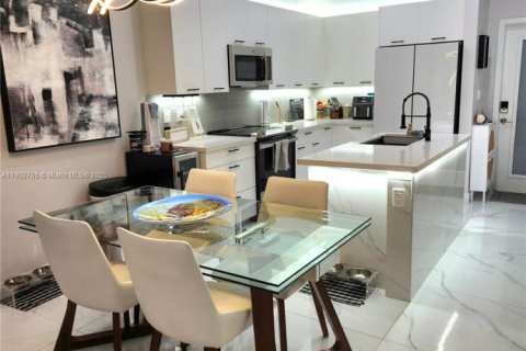 Condo in Doral, Florida, 3 bedrooms  № 2013061 - photo 2