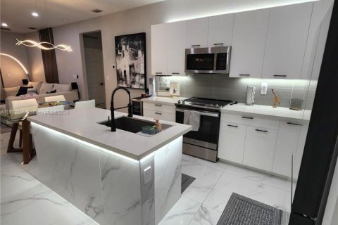 Condo in Doral, Florida, 3 bedrooms  № 2013061 - photo 4