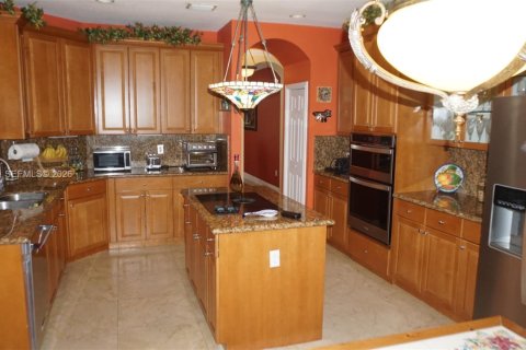 House in Miami, Florida 5 bedrooms, 350.61 sq.m. № 2246945 - photo 12